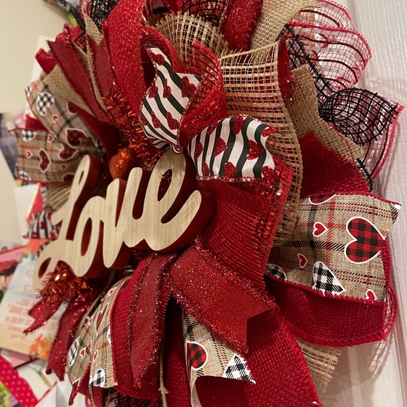 Valentine’s Deco Mesh & Burlaps Wreath “LOVE” Blk, RED & White handmade 20” Full - Picture 6 of 7